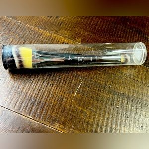 It Cosmetics Dual Ended Buff and Blend Makeup Brush No. 23 - BRAND NEW
